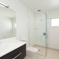 Bathroom in a 1 bedroom at The Dawson Motel New Plymouth. Call 06 758 1177
